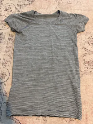 Lululemon shirt  thumbnail 1