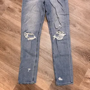 American Eagle Mom Jeans 4 EXTRA LONG Distressed Denim Light Wash High Riss thumbnail 3