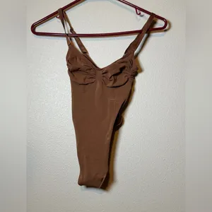 Skims seamless sculpt thong bodysuit jasper. NWOT medium $70. thumbnail 4