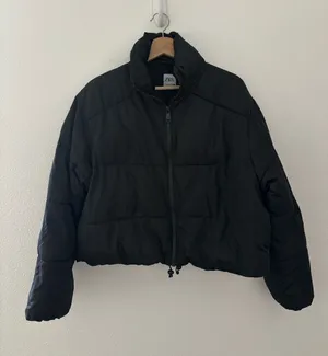 Zara cropped puffer jacket in black thumbnail 1
