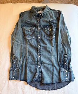 Wrangler Women’s Western Pearl Snap Denim Shirt thumbnail 1