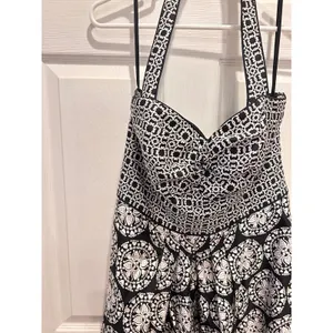 White House‎ Black Market 100% Silk Halter Dress Black White Medallion Print 14 thumbnail 2