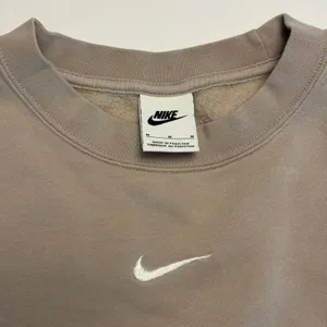 Nike Sweatshirt Womens Medium Taupe Oversized Cropped Embroidered Swoosh Fleece thumbnail 2
