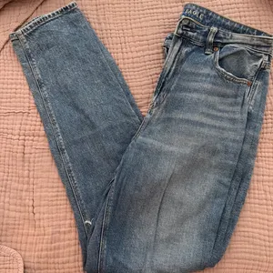 American Eagle Strigid Mom Jeans thumbnail 1