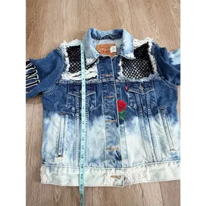 Levi’s Custom Distressed Denim Jacket Rose Patch Bleach Wash Women’s Small thumbnail 13