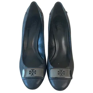 Tory Burch Black Leather Block Heel Pumps Gunmetal Logo Plaque Size 7.5‎ thumbnail 2