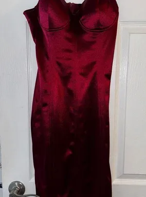 Elegant burgundy midi dress thumbnail 1