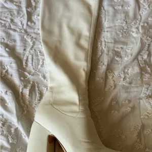 White Block Heel Women's Pumps Size 7 thumbnail 5