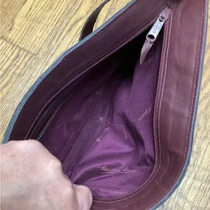 Vintage Etienne Aigner shoulder bag. Burgundy thumbnail 9