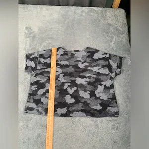 Lululemon athletica Camo cropped T-Shirt - Black and Gray thumbnail 7