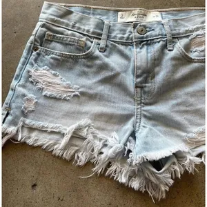Abercrombie&Fitch ShortsSize 2 W 26 Blue Denim Distressed Frayed Hem Light Wash thumbnail 2