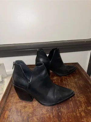 Vince Camuto Black Pointed Toe Leather Ankle Boots - Size 8M thumbnail 3