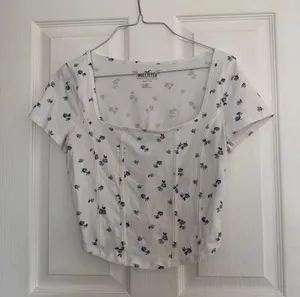 Hollister Top thumbnail 1