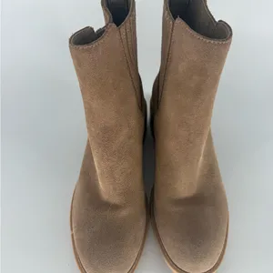 Dolce Vita Farlin Chelsea Bootie Ankle Boot Beige Brown Tan Suede Size 6 M EUC thumbnail 2