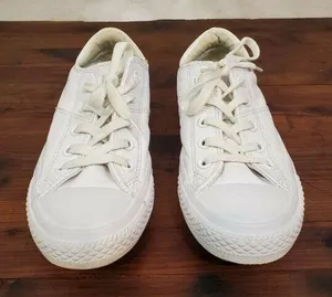 Converse Womens Shoes Size 6 White Leather Chuck Taylors Lace-Up Low Top thumbnail 1