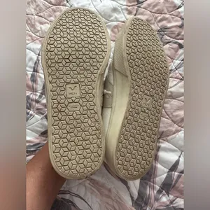 Veja Cream and Tan Low-Top Leather Sneakers thumbnail 5