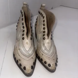 Corral Circle G White Coastal Cowgirl Studs Pointed Toe Ankle Booties Women's 7 thumbnail 2