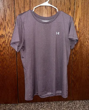 Women’s Under Armour shirt  thumbnail 1
