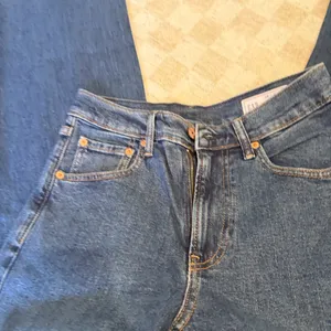 NWT GAP Wide-Leg High-Rise Jeans in Deep Blue thumbnail 5