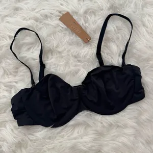 Skims Smoothing Intimates Strapless Bra Onyx Size 36B thumbnail 2