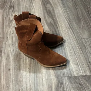 Steve Madden Chestnut Suede Ankle Boots thumbnail 9