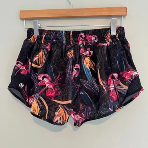 Lululemon Hotty Hot Low-Rise Lined Short 2.5" Veiled Floral thumbnail 7