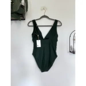 NWT Quince Palm Green Italian Plunge One-Piece Swimsuit Size Medium thumbnail 4