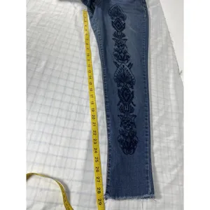 Bandolino Embroidered Skinny Jeans Women’s Size 12 Medium Wash Frayed Cuff Boho thumbnail 5