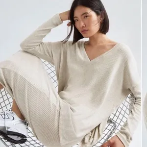 Aritzia The Group Babaton Grey Traverse Longsleeve V-Neck Sz 2 Sweatshirt thumbnail 1