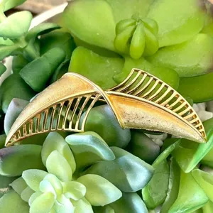 Vintage gold tone brooch thumbnail 5