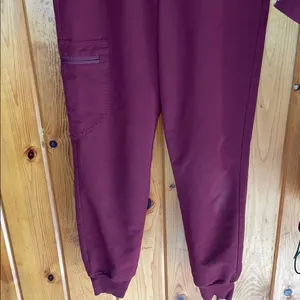 FIGS Set Stylish burgundy scrub with top and jogger pants nurse scrubs thumbnail 10