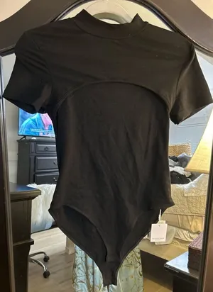 NEW MANGOPOP Cutout Front Short Sleeve Top Bodysuit M thumbnail 1