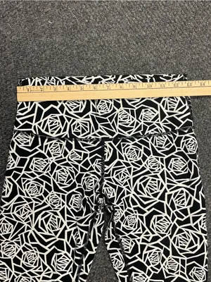 Lululemon black and white rose leggings size 8 thumbnail 3
