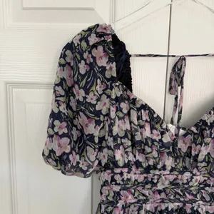 ASTR The Label V-Wire Sweetheart Floral Midi Dress Puff Sleeve Purple Navy thumbnail 4