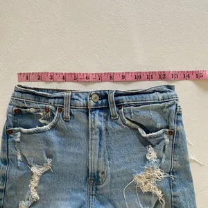 Abercrombie & Fitch High Rise Mom Shorts 26 / 2 Distressed Denim Cutoff Light Wa thumbnail 4
