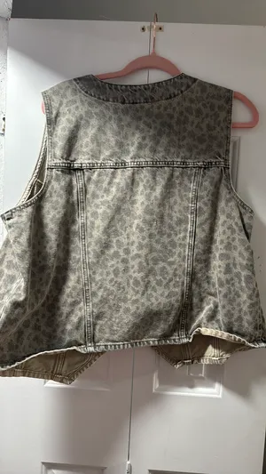 Universal Threads Leopard Print Denim Vest thumbnail 3