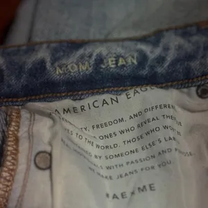 American Eagle Outfitters light wash straight-leg mom jeans. Size 2 thumbnail 5
