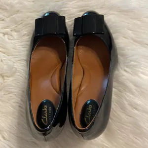 Clarks Artisan Shoes size 8.5 patend leather with bow color black thumbnail 10