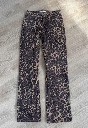 Abercrombie & Fitch Cheetah / Leopard Low Rise Baggy Jean thumbnail 1