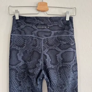Anthropologie All Fenix Leggings Medium High Rise 7/8 Yoga Blue Snake Print M thumbnail 5