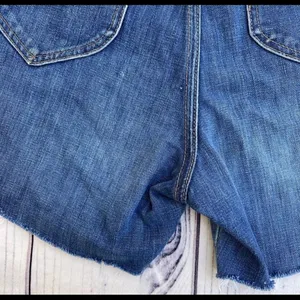 Wrangler High Rise Medium Wash Jean Shorts Vintage Size‎ 27 See Measurements thumbnail 2