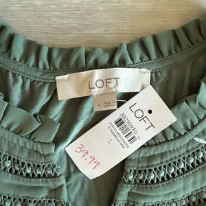 Loft Cutout Ruffle Neck Shell Green Large NWT IN PACKAGE thumbnail 4