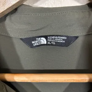 The North Face Women’s Casual Forest Green Button Down Top Size XL thumbnail 2