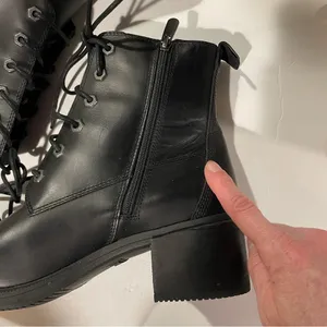 Cute clean lace up Timberland black leather boots 2” block heel classic street thumbnail 11