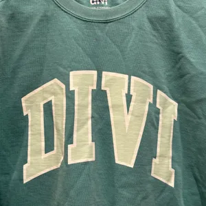 Divi Sweatshirt Women Small‎ Teal Green Varsity Logo Crew Neck Pullover thumbnail 2