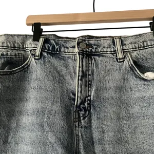 Banana Republic Slouch Jeans Women's Size 32/14 Light Wash‎ Distressed Hem Denim thumbnail 3