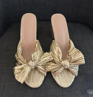 Gold bow heels Size 8 thumbnail 1