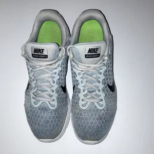 NIKE AIR MAX SEQUENT 2 Women’s RUNNING SHOES Women’s Size 8.5 thumbnail 2