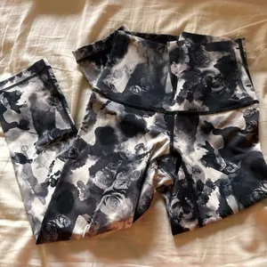 lululemon floral rose print 25” thumbnail 1
