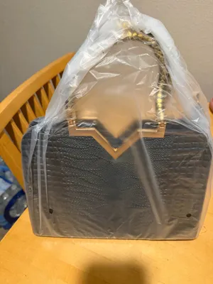 Stylish and elegant handbag in good condition. Perfect for everyday use, work, shopping, or going out. Spacious enough to carry your essentials and easy to match with different outfits. Please check the photos for the exact condition and details. thumbnail 5